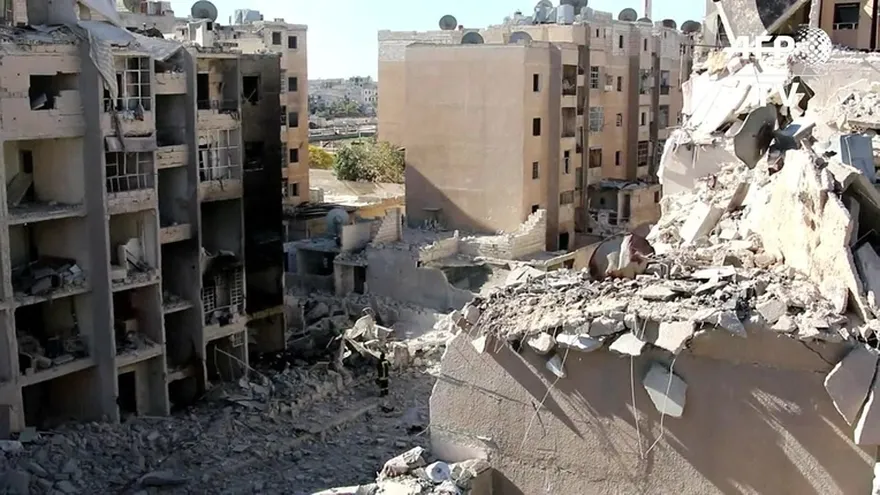 Miles huyen del este de Alepo hacia territorios del régimen