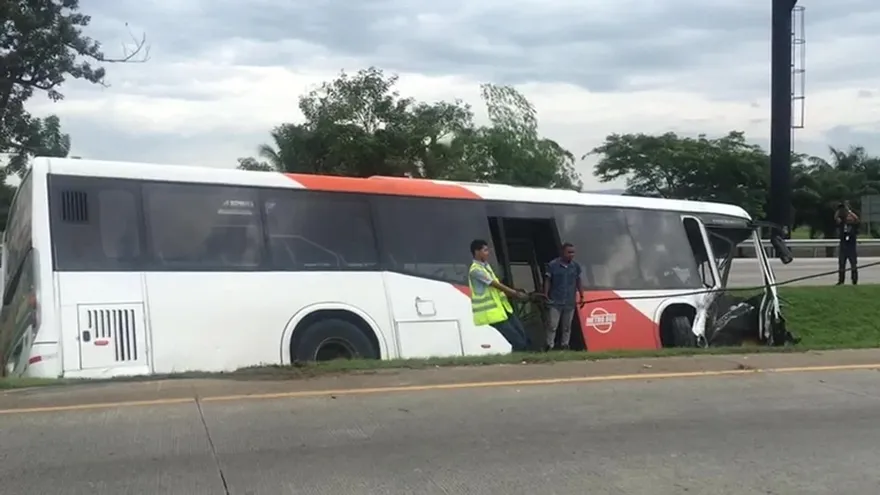 Conductor de Metrobús pierde el control en Corredor Sur