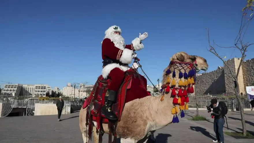 A camello o sobre una tabla de surf, Santa Claus ya recorre el mundo