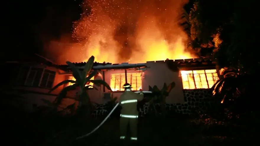 Incendio consume residencia en La Cresta