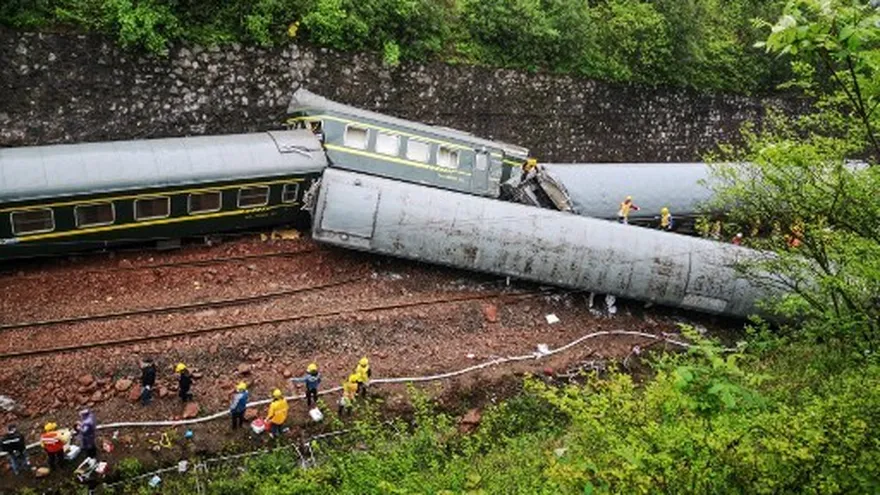 Un muerto y 127 heridos en descarrilamiento de un tren en China