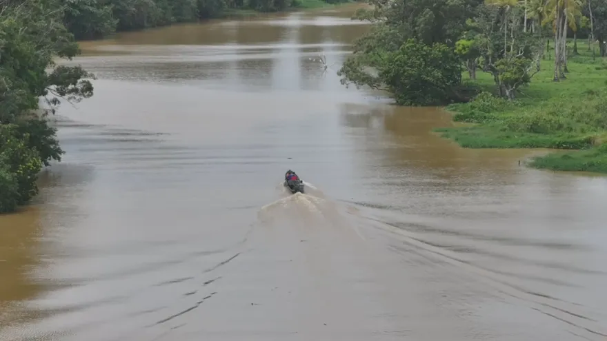 Un lancha en medio del imponente río Indio