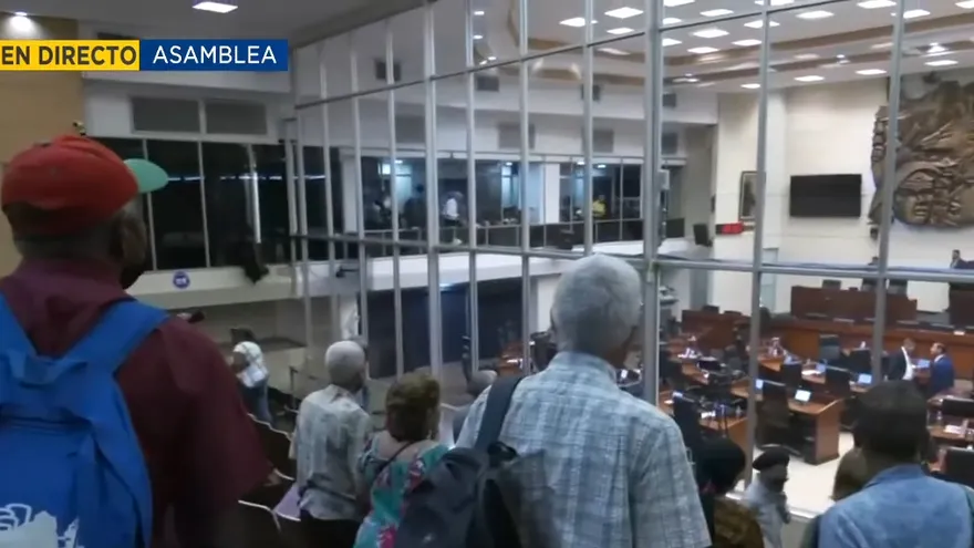 Jubilados se quedan esperando discusión de proyecto de ley en la Asamblea