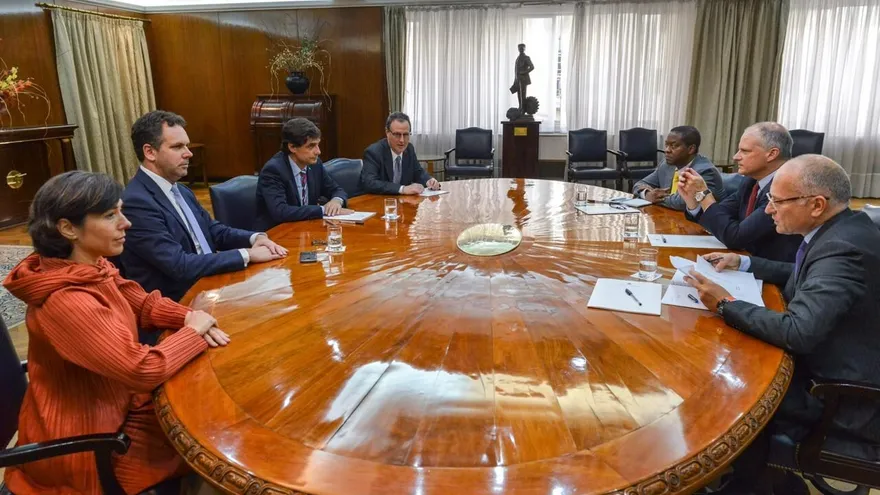 la vicepresidenta del Banco Central argentino, Verónica Rappoport; al presidente del Banco Central argentino, Guido Sandleris; al Ministro de Hacienda de Argentina, Hernán Lacunza; al secretario argentino de Política Económica, Sebastián Katz; al representante del Fondo Monetario Internacional (FMI) en Argentina, Trevor Alleyne; al Jefe del Departamento del Hemisferio Occidental del FMI, Alejandro Werner, y al jefe de la misión del FMI enviada a Argentina, Roberto Cardarelli, mientras participan en una reunión.