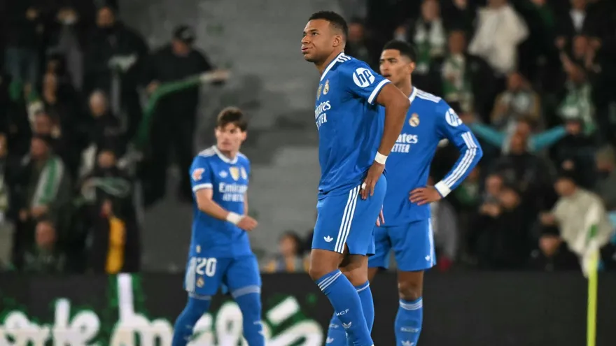 Kylian Mbappé con tres goles en el primer tiempo ante Olympiacos