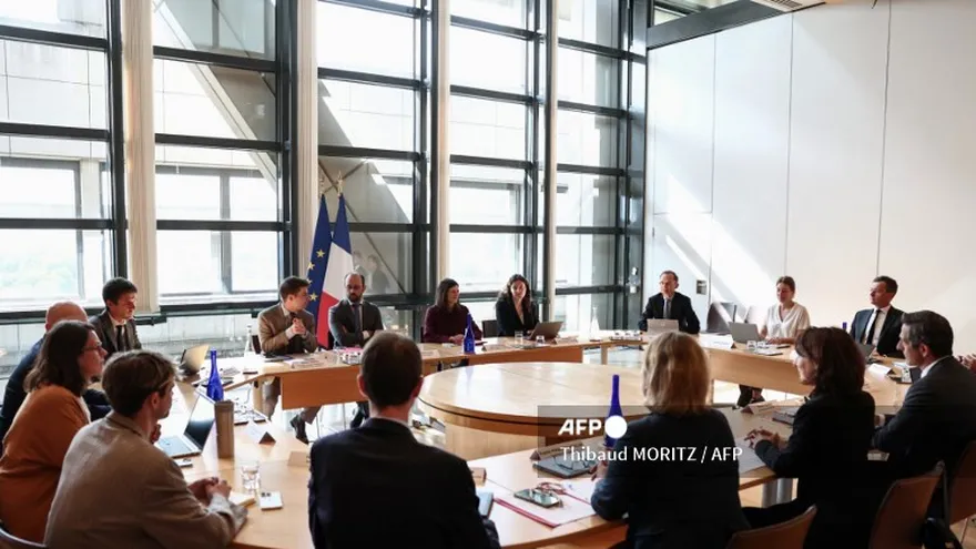 La Secretaria de Estado de Francia para la IA y la Tecnología Digital, Clara Chappaz (C-L), asiste a una reunión con las autoridades y administraciones pertinentes en París el 26 de agosto de 2025, tras la muerte de Raphael Graven, conocido como 'Jean Pormanove' durante un evento en vivo.