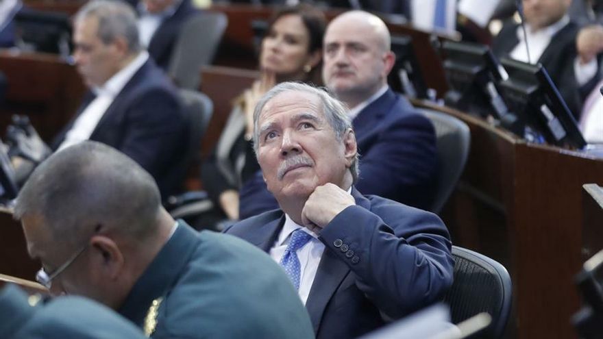 El ministro de Defensa de Colombia, Guillermo Botero (c), fue registrado este martes al asistir a una audiencia en el Senado por una moción de censura, citada por el senador Roy Barreras quien lo responsabiliza por la ola de violencia en el departamento del Cauca.