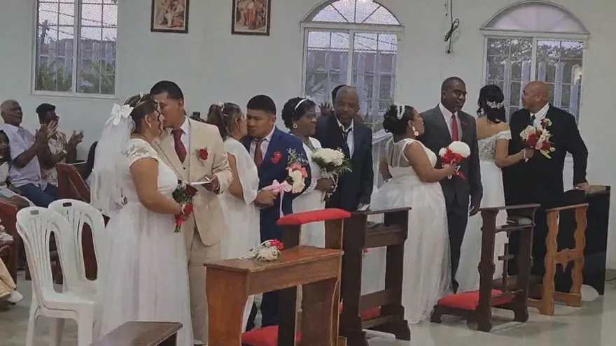 Nueve parejas sellan su amor en boda masiva en Colón