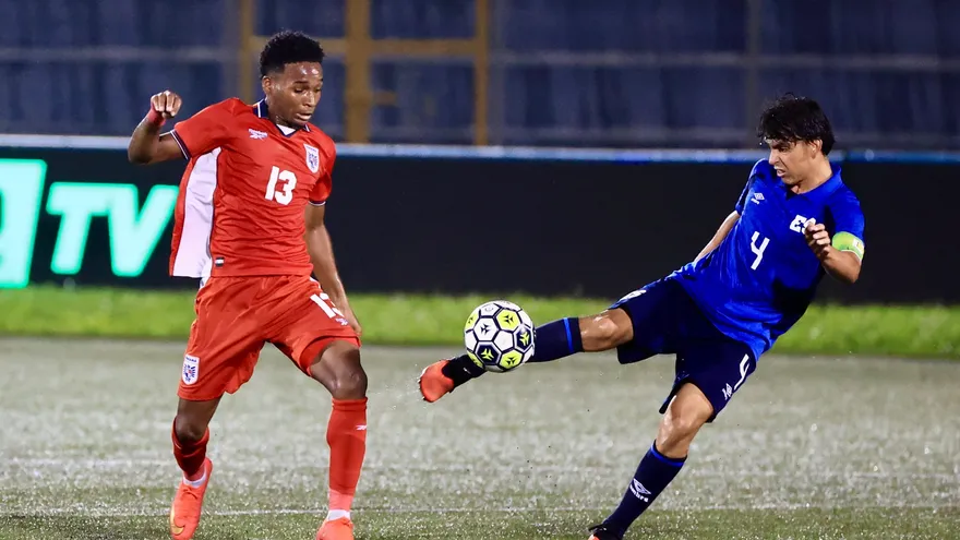 Acción del partido entre las selecciones Sub-16 de Panamá y El Salvador