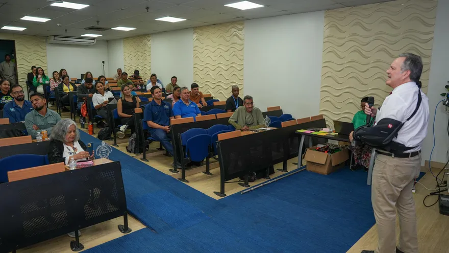 Ministro de Ambiente, Juan Carlos Navarro, conversa con los galardonados.