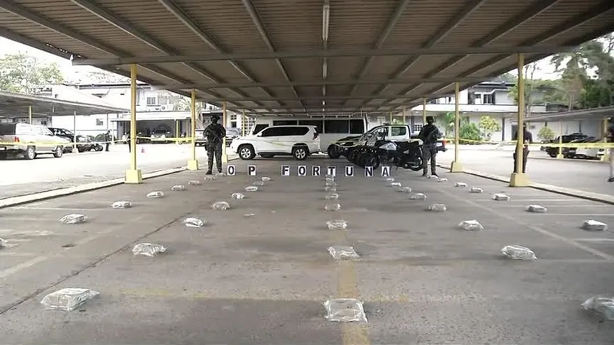 Decomisan más de 1 millón de dólares ocultos en una maleta