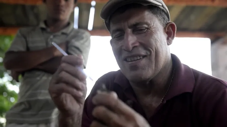 Un criador de cocodrilos en El Salvador