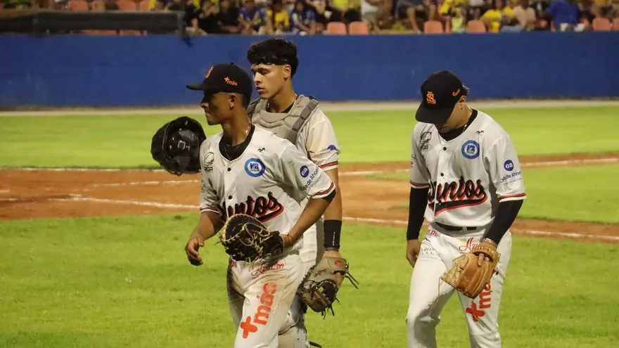 Jugadores del equipo de béisbol juvenil de Los Santos