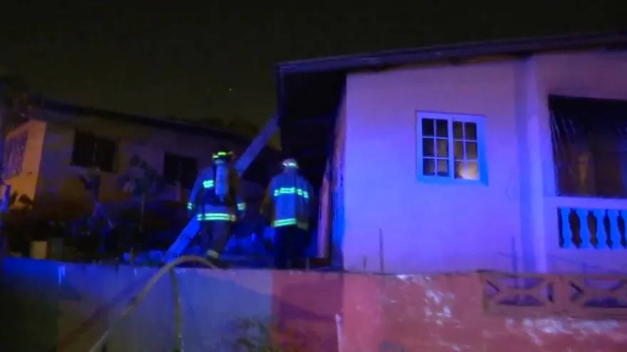Familia pierde sus enseres durante un incendio
