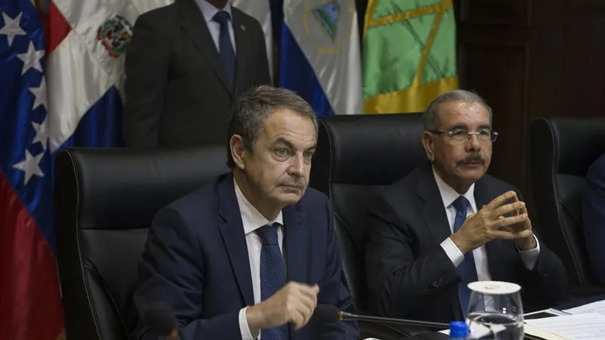 El expresidente del gobierno español José Luis Rodríguez Zapatero y el presidente dominicano, Danilo Medina, presiden una reunión el 2 de diciembre de 2017, en la reunión entre representantes del Gobierno y la oposición de Venezuela, en un nuevo proceso de diálogo y búsqueda a una salida a la grave crisis política y económica que atraviesa el país, en Santo Domingo (República Dominicana).