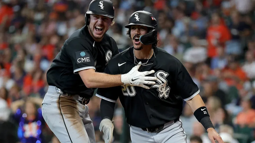 Kyle Teel (i) y Miguel Vargas (d) celebran durante el partido entre los Medias Blancas y los Astros