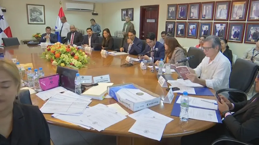 Comisión de Credenciales aprueba reglamento para debate de los nombramientos de los magistrados de la Corte.