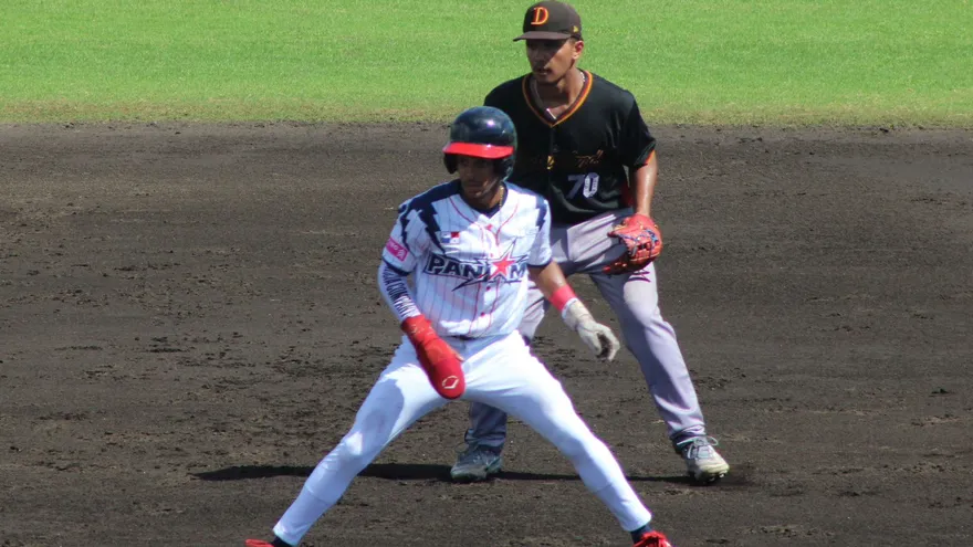 Panamá y Alemania en acción durante el Mundial de Béisbol U18