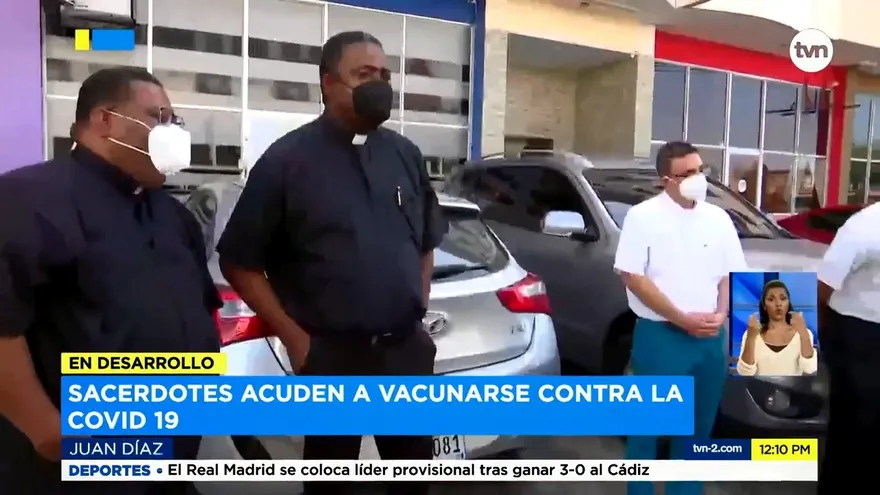 Sacerdotes se vacunan contra la COVID-19