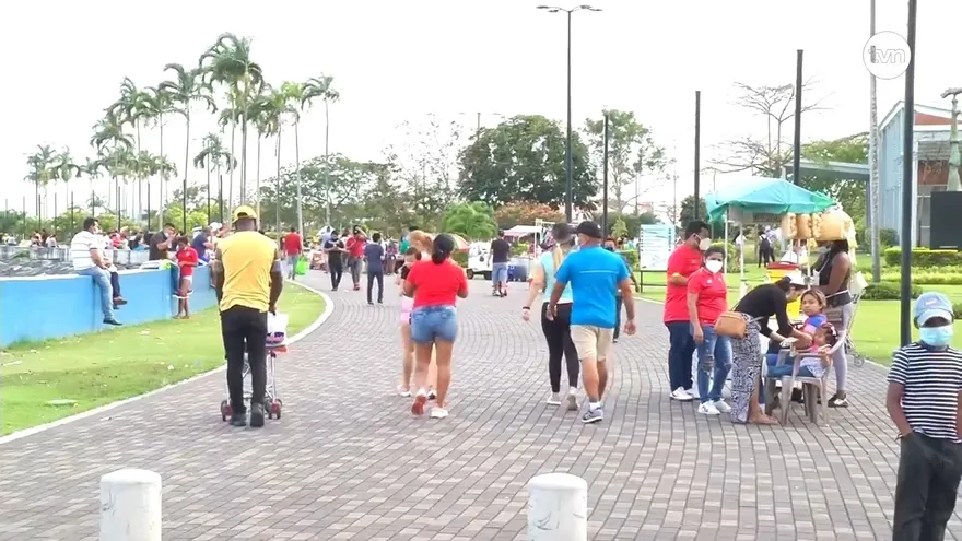 Familias asisten a la Cinta Costera