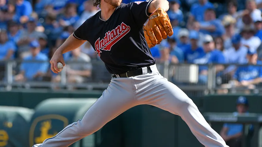 Para el partido del lunes fueron programados los lanzadores Josh Tomlin, por los Indios, y Clay Buchholz, por Boston.