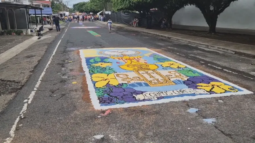 Corpus Christi se toma las calles de Atalaya: jóvenes elaboran 17 alfombras