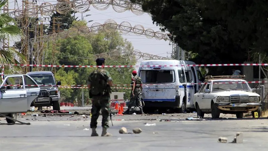 Soldados libaneses inspeccionan el lugar de un atentado múltiple en Qaa, al este del Líbano.