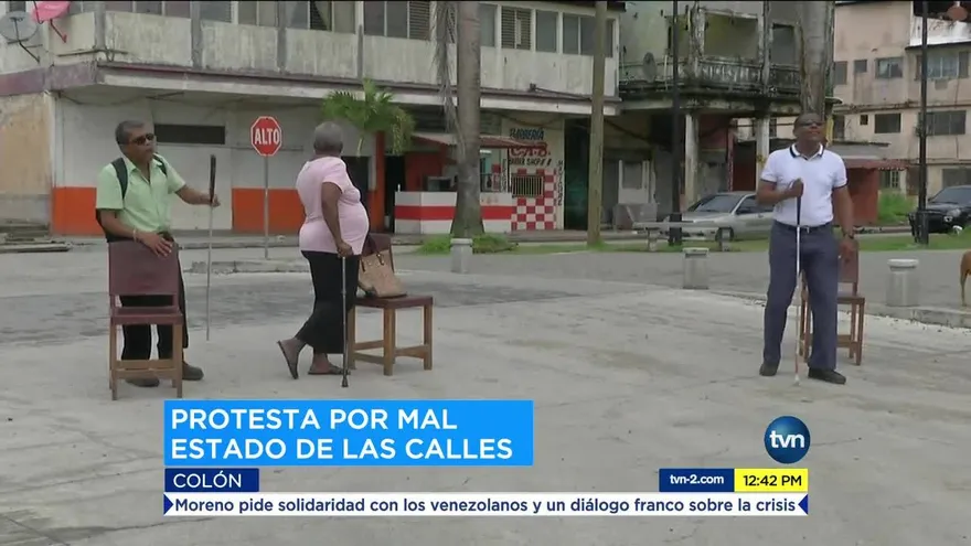 Invidentes protestan por el mal estado de las calles en Colón