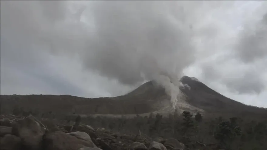 Casi 11.000 evacuados por volcán indonesio
