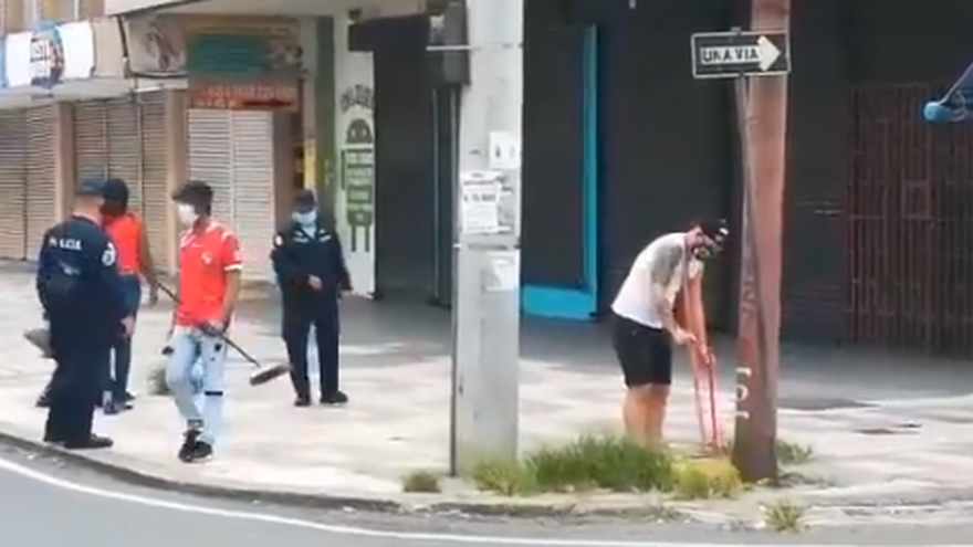 Personas sancionadas con trabajo comunitario barren las calles en Calidonia