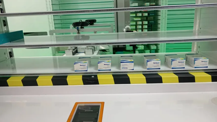 El equipo automatizado utiliza tecnología de códigos de barras que almacena información esencial de cada producto como el nombre genérico, el lote y la fecha de vencimiento, la cual es registrada mediante una pantalla táctil integrada al sistema.