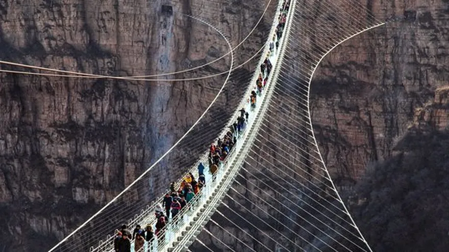 Puente de cristal más largo del mundo
