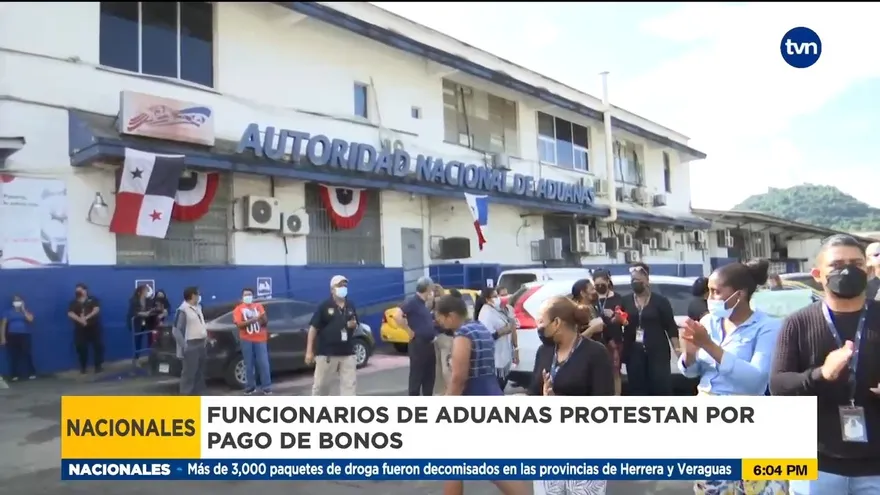 Funcionarios de Aduanas protestan por pago de bonos