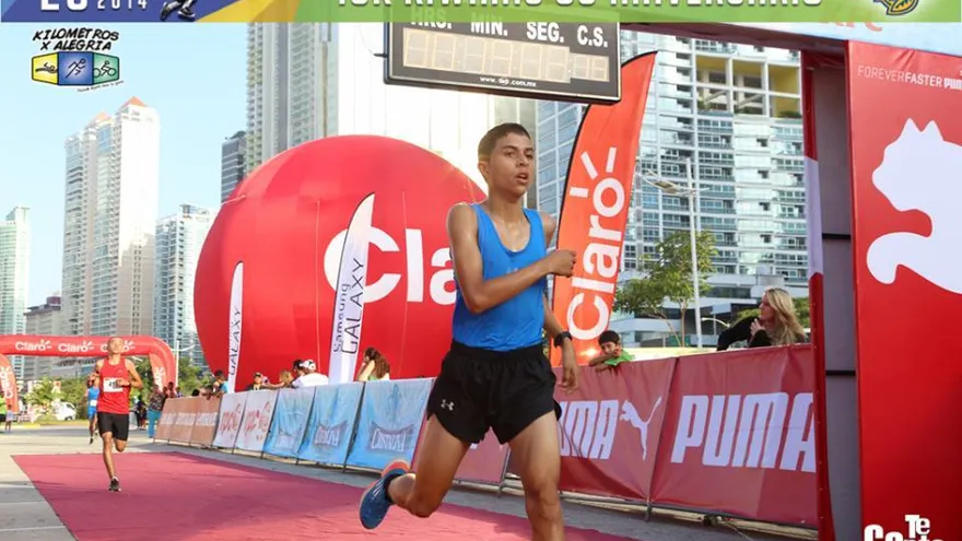 Rolando Zúñiga gana oro en Campeonato Centroamericano de Atletismo.