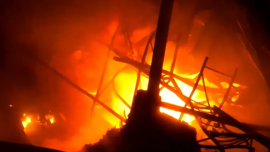 Aún no ha sido extinguido el incendio en bodegas en Colón