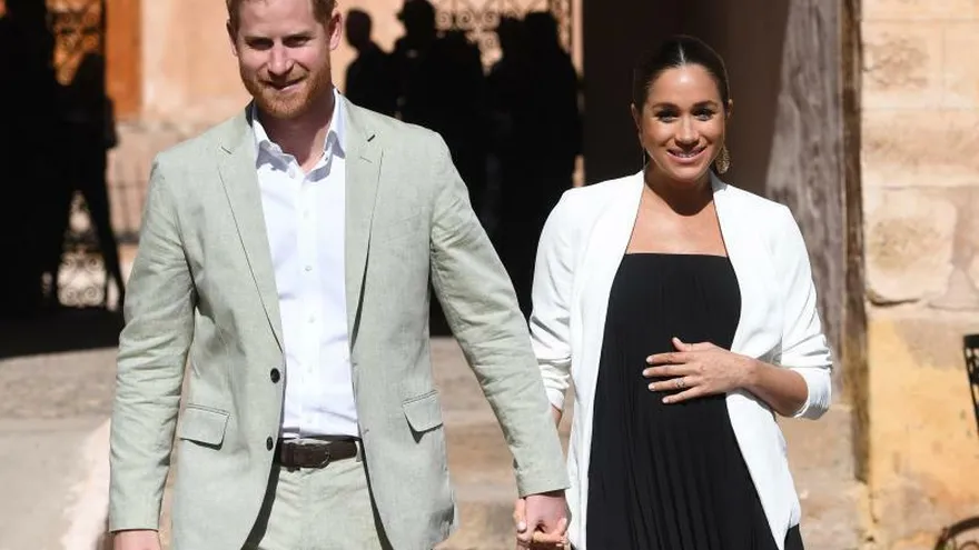 El príncipe Enrique (i) de Inglaterra y su esposa, Meghan, duquesa de Sussex, el pasado lunes en los jardines andalusíes de Rabat (Marruecos). EFE