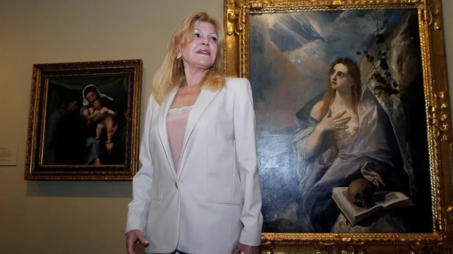 Carmen Thyssen posa ante el cuadro 'La Magdalena Penitente', de El Greco en el Museo Thyssen-Bornemisza en Madrid.