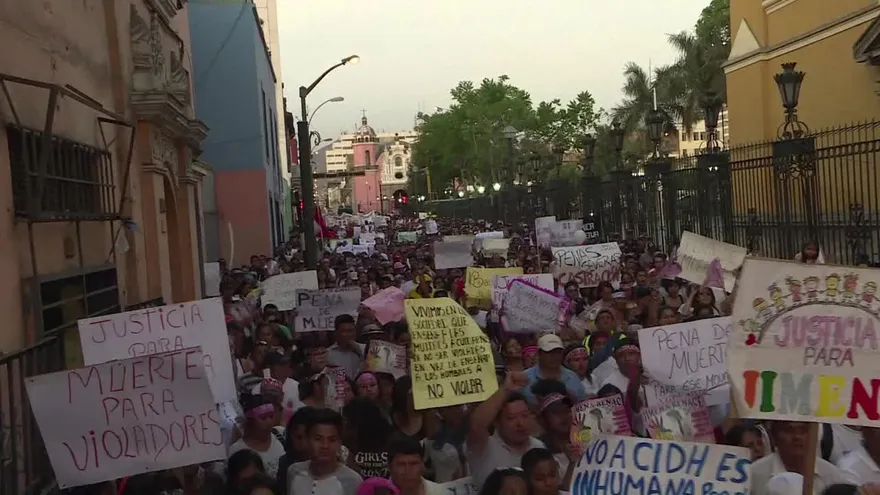 Cientos marchan y piden pena de muerte contra violadores en Perú