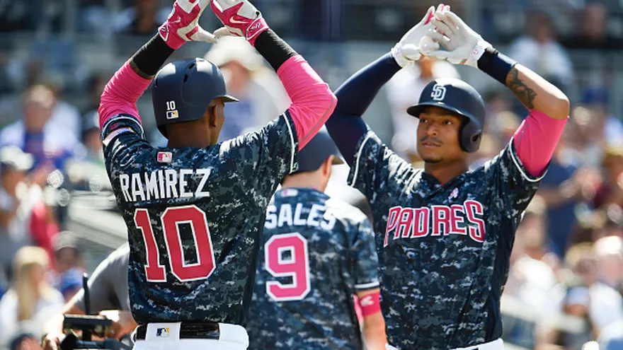 Christian Bethancourt (de frente) es felicitado por Alexei Ramírez (de espalda)