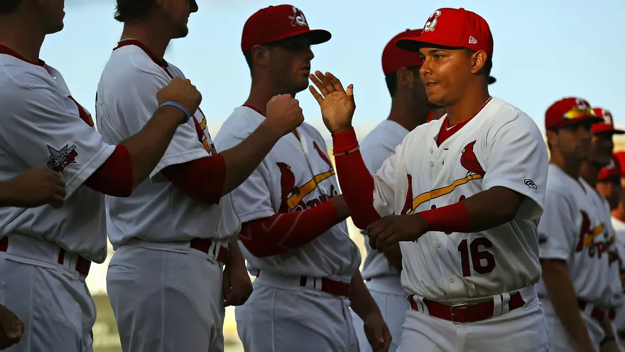 Rubén Tejada saluda a los jugadores de los Springfield Cardinals