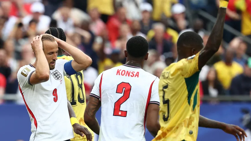 Harry Kane (i) reacciona durante el partido entre Inglaterra y Ghama