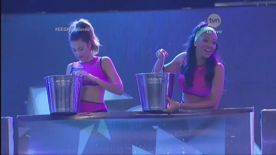 Las guerreras disfrutaron dándole baldazos a los machos en el paredón