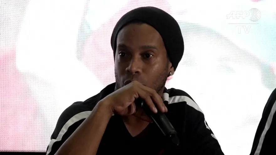 Ronaldinho tras renuncia de Messi: Estaré siempre de su lado