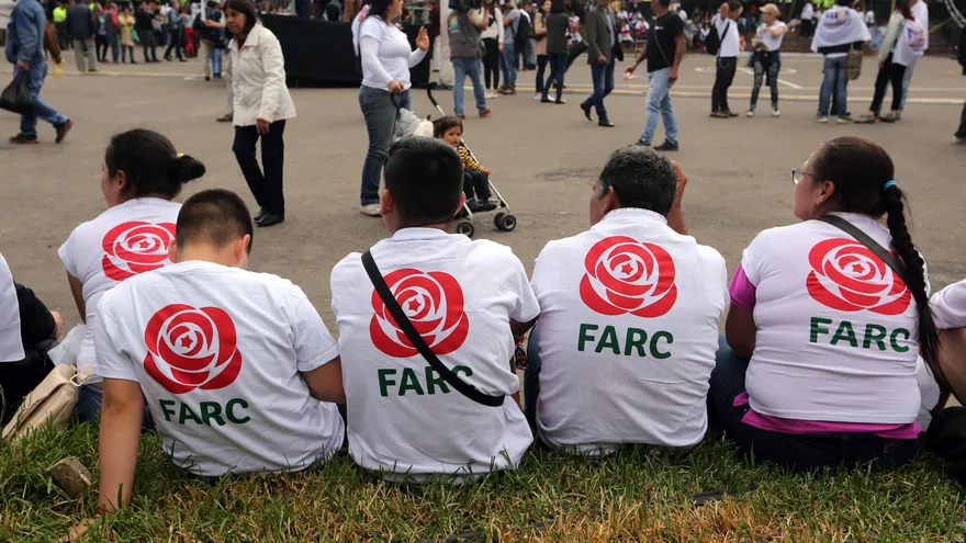 Indígenas de la región del suroeste de Colombia capturaron hoy a cuatro presuntos integrantes de las disidencias de las FARC, quienes habrían asesinado a un nativo, informó la Fiscalía.