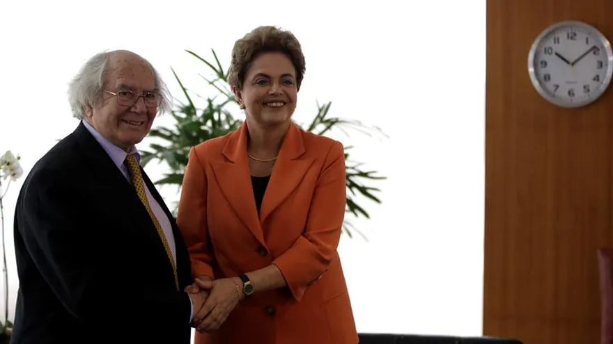 El premio nobel de la Paz Adolfo Pérez Esquivel aseguró hoy que la presidenta de Brasil, Dilma Rousseff, con la que se reunió hoy en Brasilia, es víctima de un "golpe blando".