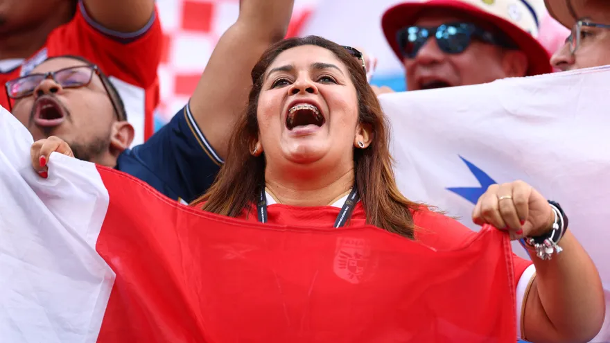 Fanáticos de la Selección Nacional entonan el himno en el partido Panamá vs. Croacia