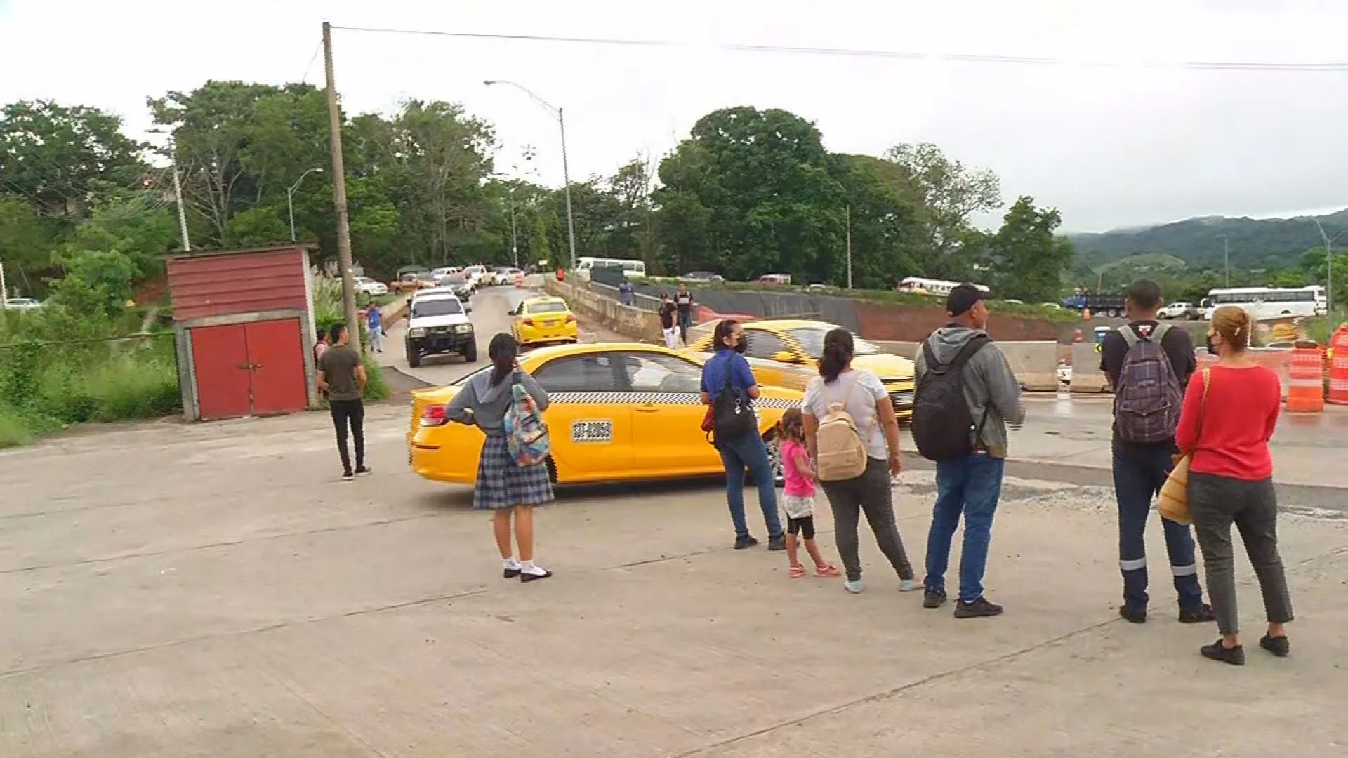 Usuarios del transporte esperando autobús.