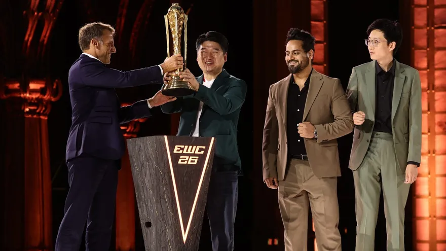 Emmanuel Macron (i) entrega el trofeo del club campeón de los Esports World Cup al equipo  All Gamers