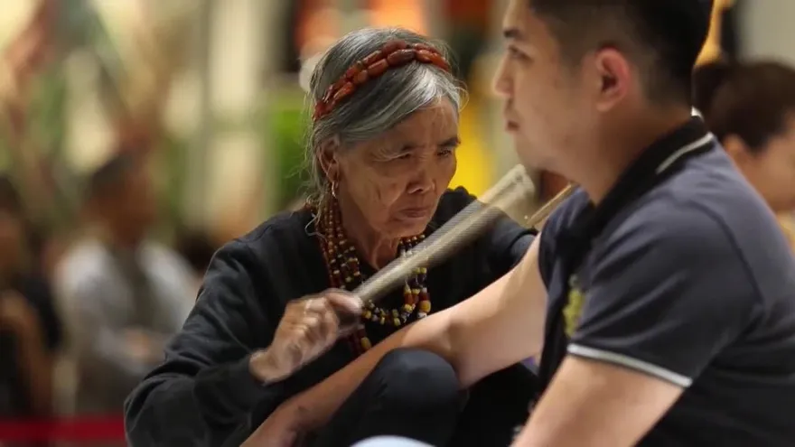 Una tatuadora centenaria atrae a miles de jóvenes admiradores en Filipinas