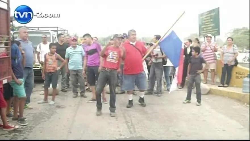 Porteños cierran la calle, también tienen problemas con el agua